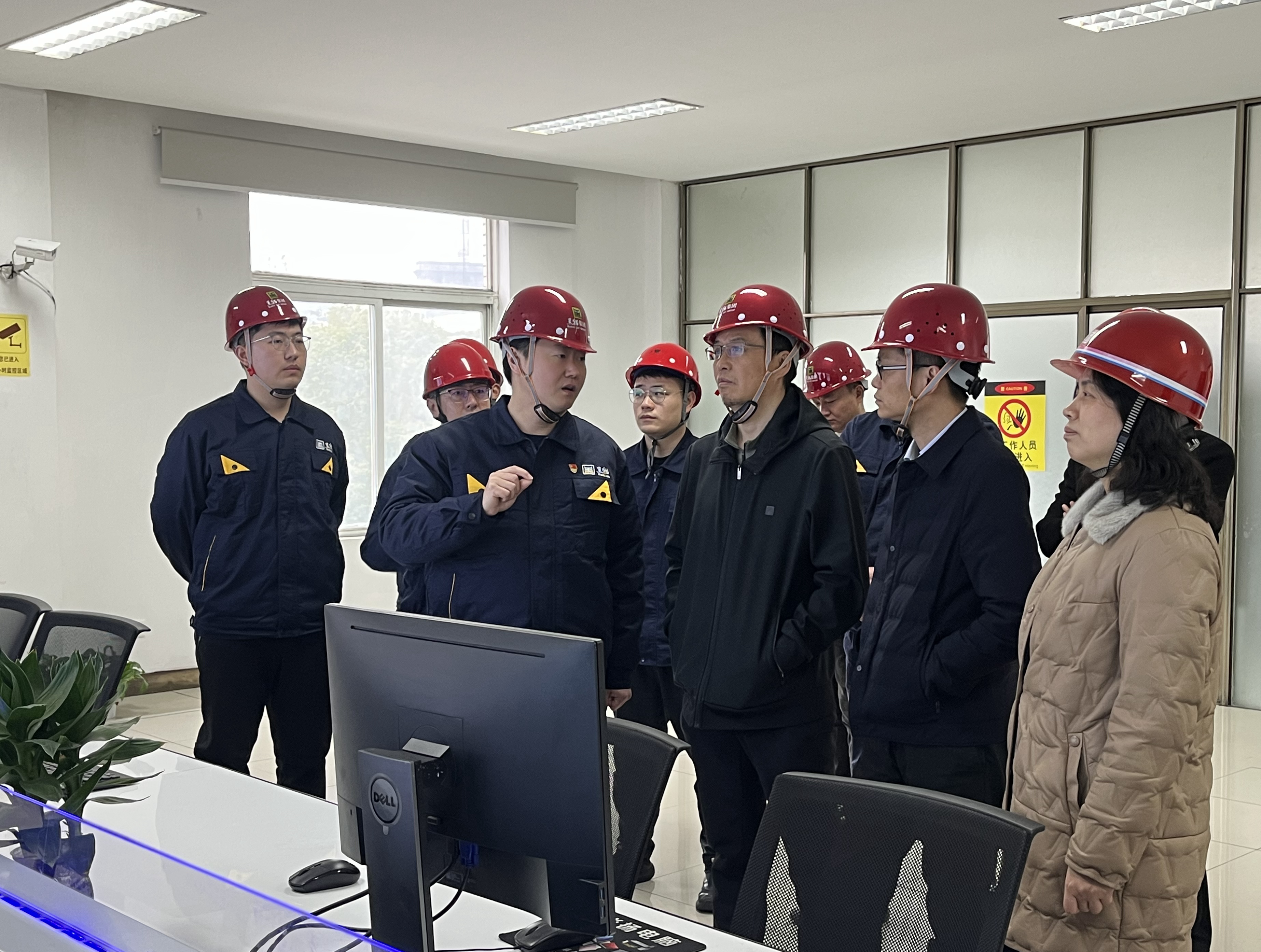 圖1 炭黑5、6號生產(chǎn)線調控室（集團總部 彭佳敏攝）.jpg